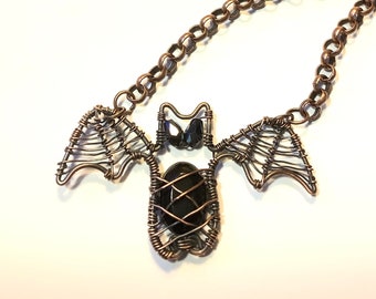 Halloween Fledermaus Anhänger aus oxidiertem Kupferdraht mit schwarzem ovalem Onyx-Stein