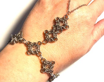Pulsera esclava de malla metálica tejida con diamantes plateados