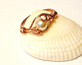 Anillo de alambre de cobre con perla Swarovski color crema