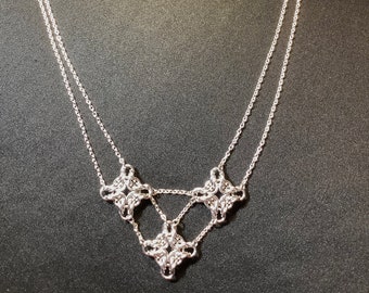Zilveren maliënkolder met dubbele chevronketting