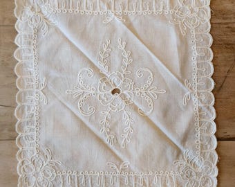 Vintage White Embroidered Linen Handkerchief | Cutwork Floral Center & Scalloped Lace Edge | Bridal Hanky / Heirloom Textile