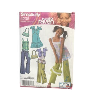 Peut inclure: Une pochette de patron de couture Simplicity 4208 pour des vêtements That's So Raven, incluant une robe, un haut, un pantalon et un sac à main. La couverture présente des illustrations de variantes et la photo d'un modèle portant le haut floral.
