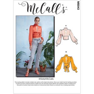 Peut inclure: Patron de couture McCall's M8043. L'image présente une femme portant un haut corail et un jean. Le patron propose plusieurs options de modèles. Des illustrations de deux autres modèles de hauts sont également visibles.