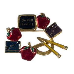 Goudkleurige emaille broche met schoolthema Rode appels Boekenbenodigdheden Ontwerpleraar
