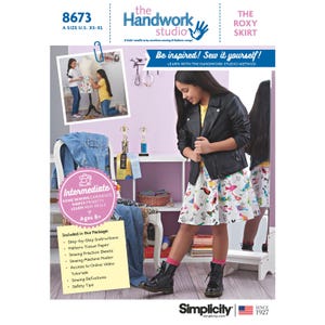 Op de afbeelding: Een Simplicity naaipatroonpakket met "The Roxy Skirt" voor maten XS-XL. Het pakket bevat stapsgewijze instructies, patroonpapier en naaioefenbladen. Geschikt voor kinderen vanaf 8 jaar, met online video tutorials.