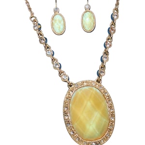 Avon White Yellow Opalesque Medallion Necklace Earrings Gift Set 2007 New In Box