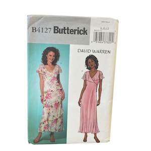 Puede incluir: Un patrón de costura Butterick vintage, B4127, con un diseño de David Warren. El patrón muestra dos estilos de vestidos: un conjunto de top y falda floral y un vestido cruzado rosa. El tamaño del patrón es 8, 10 y 12.