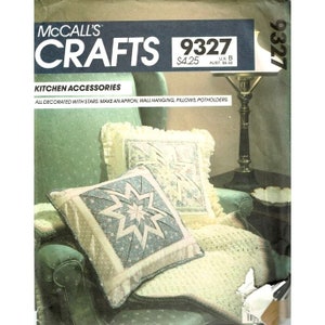 Könnte beinhalten: Ein McCall's Crafts-Schnittmuster für Küchenaccessoires mit einem Sternendesign. Das Schnittmuster enthält Anleitungen zum Nähen einer Schürze, einer Wanddekoration, Kissen und Topflappen. Die Schnittmuster-Nummer lautet 9327 und der Preis beträgt 4,25 $.
