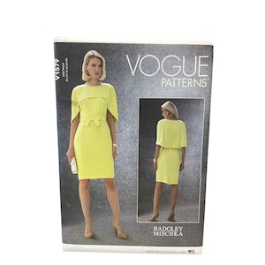 Puede incluir: Un juego de tres tazas de cerámica con un acabado moteado y mate. Cada taza presenta un color diferente: azul claro, crema y gris. Las tazas tienen un diseño simple y moderno y un asa cómoda.