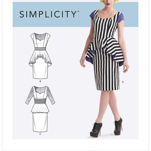 Puede incluir: Un patrón de costura Simplicity con un vestido a rayas blancas y negras con diseño peplum. El patrón incluye ilustraciones del vestido en diferentes variaciones. La modelo lleva el vestido con tacones de plataforma negros.