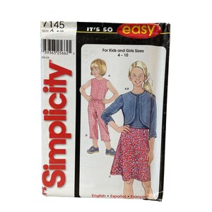 Può includere: Modello di cucito Simplicity numero 7145 per bambini e bambine, taglie 4-10. Il modello include istruzioni per realizzare una tuta senza maniche in tessuto gingham, una giacca di jeans e una gonna rossa con stampa floreale.