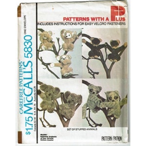 Può includere: Un modello di cucito vintage per realizzare un set di animali di peluche. Il modello si chiama McCall's 5830 e include istruzioni per chiusure a velcro facili. Il modello mostra una scimmia, un koala e un procione.