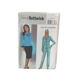 Op de afbeelding: Een Butterick naaipatroon, nummer 3918, met een vrouw in een blauw pak en een vrouw in een blauwe jas en zwarte rok. Het patroon is ontworpen door David Warren. Het patroon bevat maten 6, 8 en 10.