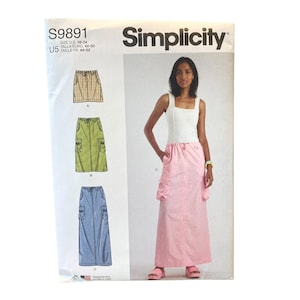 Peut inclure: Patron de couture Simplicity S9891 pour une jupe longue avec poches cargo et taille à cordon. L'enveloppe présente trois variantes : une jupe à carreaux, une jupe verte et une jupe rose, avec les tailles européennes 42-50 imprimées sur le devant.
