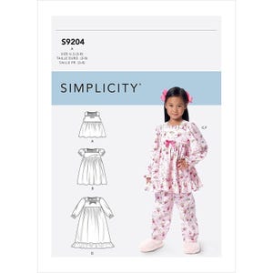 Puede incluir: Un patrón de costura Simplicity, S9204, con diseños de vestidos y un conjunto de pijama. El patrón incluye tallas para tallas estadounidenses 3-8. Una niña modela un conjunto de pijama floral rosa. El logotipo de Simplicity se muestra.