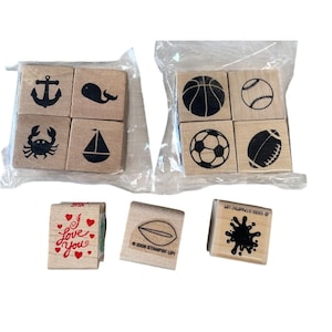 Juego de sellos de madera y caucho con diseños variados, temas de naturaleza y deportes.