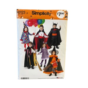 Op de afbeelding: Een Simplicity naaipatroon-envelop H0123 met illustraties van kinderen in diverse Halloween-kostuums, waaronder een clown, een vampier, een vleermuis, een tovenaar, een outfit met luipaardprint en een heks met een bezem en oranje randen.