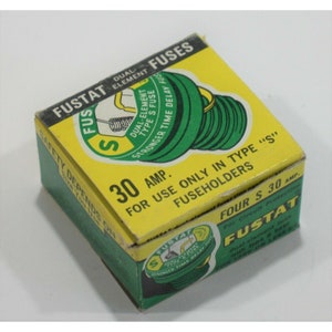 Può includere: Una scatola di quattro fusibili FUSTAT da 30 amp con un design verde e giallo. La scatola riporta la scritta "Fusibile tipo S a doppio elemento" e "Fusibile a ritardo temporale più forte".