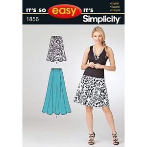 Puede incluir: Patrón de costura Simplicity 1856. La imagen muestra a una mujer con un top negro y una falda con estampado floral en blanco y negro. El patrón incluye ilustraciones de dos estilos de falda: una falda larga turquesa y una falda floral en blanco y negro más corta.