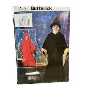 Pode incluir: Um pacote de padrões de costura Butterick, P261, com imagens de fantasias de bruxo. A imagem principal mostra uma pessoa em uma túnica preta com acabamento dourado, um chapéu de bruxo e óculos. Uma imagem menor mostra uma pessoa em uma túnica e chapéu vermelhos.