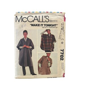 Può includere: Busta di cartamodello vintage McCall's con tre modelli di poncho. La busta è bianco sporco con il testo "MAKE IT TONIGHT" e "WEAR IT TOMORROW!". I modelli includono un poncho grigio, a quadri e beige.