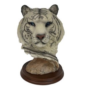 Busto de resina con cabeza de tigre blanco sobre base de madera, 23 cm de alto, estilo vintage de los años 80