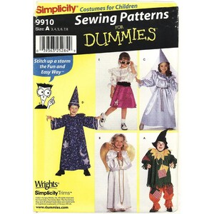 Puede incluir: Libro de patrones de costura Simplicity para Dummies con cinco ideas diferentes de disfraces para niños. Los disfraces incluyen un mago, un ángel, un espantapájaros, una estrella de rock y una princesa. La portada del libro es amarilla con un título rojo y blanco.