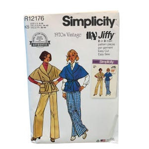 Könnte beinhalten: Simplicity Schnittmuster R12176, Vintage-Design der 1970er Jahre. Die Verpackung zeigt Illustrationen von zwei Frauen in Outfits, darunter eine beige Jacke und Hose sowie einen blauen Umhang mit karierter Hose. Größe US 8-16.