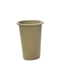Peut inclure: Un récipient en plastique beige de forme cylindrique avec un bord légèrement évasé. Le récipient est vide et se dresse contre un fond blanc. Le récipient est fait d'un matériau lisse et solide.