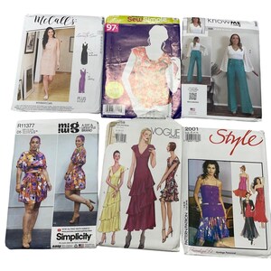 Puede incluir: Una colección de patrones de costura para diferentes prendas de vestir, incluyendo vestidos, blusas y pantalones. Los patrones son de diferentes marcas, incluyendo McCall's, Sew Simple, Know Me, Simplicity, Vogue y Style.