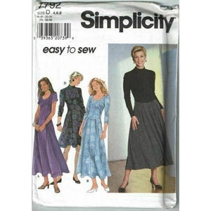 Pode incluir: Padrão de costura Simplicity 7792 para os tamanhos 4, 6 e 8. O padrão inclui instruções para fazer três vestidos diferentes. O primeiro vestido é um vestido roxo com mangas curtas. O segundo vestido é um vestido azul com mangas curtas. O terceiro vestido é um vestido branco e preto com mangas compridas. O padrão é etiquetado como "fácil de costurar".