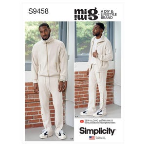 Può includere: Un modello di cucito per una tuta color crema, con una giacca con zip e pantaloni con coulisse e dettagli a scatto. Il modello include il testo "S9458", "miG" e "Simplicity". L'immagine mostra una persona che indossa la tuta.