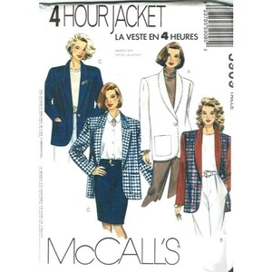 Op de afbeelding: Een naaipatroon voor een 4-uurs jas. Het patroon bevat drie verschillende jasstijlen: een blauwe blazer, een witte blazer en een geruite blazer. Het patroon is van McCall's.