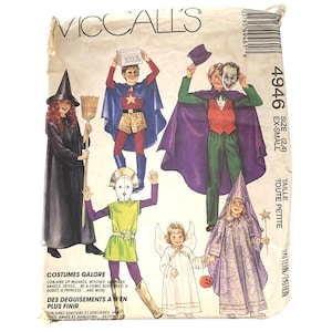 Peut inclure: Un patron de couture vintage McCall's pour des costumes d'enfants. Le patron comprend des instructions pour la confection d'un costume de sorcière, de super-héros, de vampire, d'ange et de fée. Le patron est pour les tailles 2-4, ou extra petit. Le patron est intitulé "Costumes Galore" et "Des Deguisements A N'en Plus Finir".