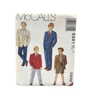 Può includere: Una busta per cartamodello McCall's taglia 6, con illustrazioni di quattro diversi completi con blazer e pantaloni o pantaloncini. La confezione riporta il marchio, il numero di modello 6391 e un codice a barre sul lato destro.