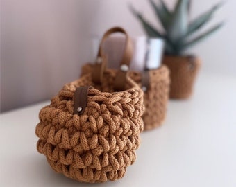 DIY crochet instructions for a hanging basket, storage basket, do it yourself handmade