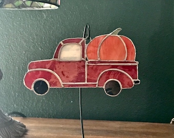 Camión agrícola de otoño rojo con calabaza