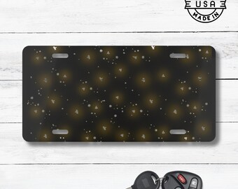 Placa de matrícula negra con luciérnagas brillantes