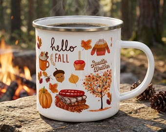Puede incluir: Una taza de esmalte blanco con borde plateado que presenta ilustraciones coloridas de temática otoñal, incluyendo una calabaza, una bellota, una manzana de caramelo, un suéter, un árbol con hojas naranjas y el texto "hello FALL" y "Sweater Weather".