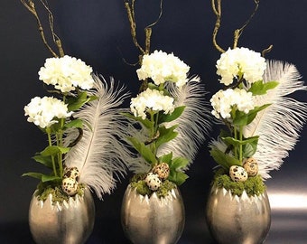 Blumenarrangement mit Eischale aus Aluminiumguss