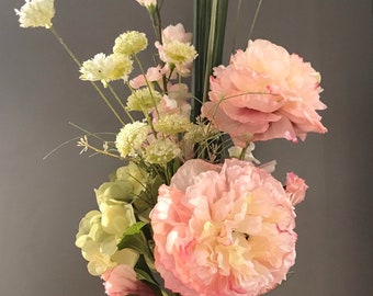 Blumenarrangement aus hochwertigen Seidenblumen.