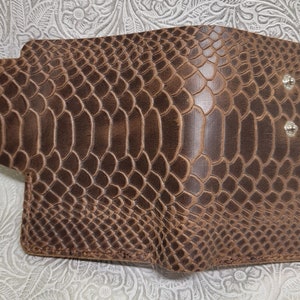 Cartera plegable con botones, diseño en relieve de piel de serpiente marrón