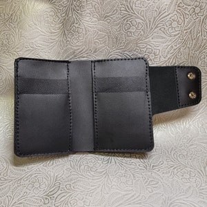 Cartera plegable con botones, color negro liso