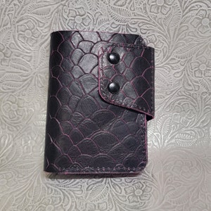 Cartera plegable con botones, estampado de serpiente en negro y rosa