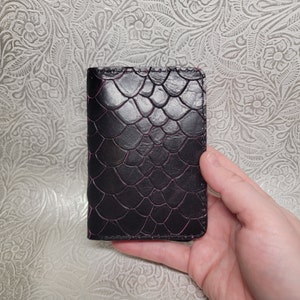 Cartera plegable, estampado de serpiente en relieve en negro y rosa