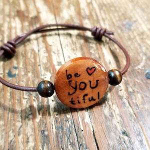 Pulseira inspiradora BeYoutiful. Seja apenas sua joia. Joias boho/hippie personalizadas/personalizadas. joias de mantra positivas.