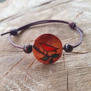 Bracelet en bois petit oiseau rouge. Cadeaux pour les amateurs d'oiseaux, bracelet oiseau rouge et feuilles, bijoux nature, bracelet pyrogravé oiseau bohème. Cardinal
