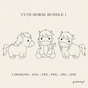 Könnte beinhalten: Ein digitaler Kunstdruck mit drei niedlichen Pferdedesigns in schwarzer Umrisslinie. Der Text "CUTE HORSE BUNDLE 1" steht oben, darunter "3 DESIGNS - SVG - EPS - PNG - JPG - DXF". Die Signatur des Künstlers befindet sich unten rechts.