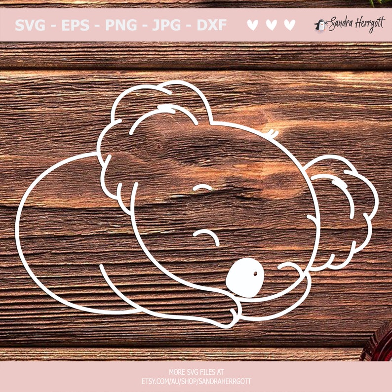 K&ouml;nnte beinhalten: Wei&szlig;es Strichkunst-Bild eines schlafenden Koalas auf Holzgrund. Der Koala ist zusammengerollt, der Kopf ruht auf seinen Pfoten. Das Bild enth&auml;lt den Text "SVG - EPS - PNG - JPG - DXF" und den Etsy-Shop-Namen.