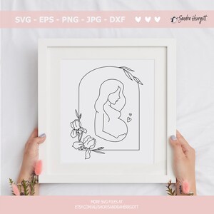 Pu&ograve; includere: Illustrazione di linea di una donna incinta di profilo, in piedi in un arco con fiori e foglie. La donna si tiene la pancia e ci sono due piccoli cuori sopra la sua mano.